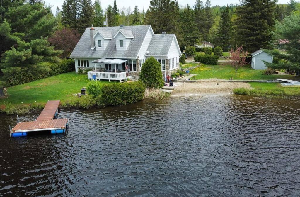 Chertsey Ski Chalet | Private Beach, Jacuzzi & Ski