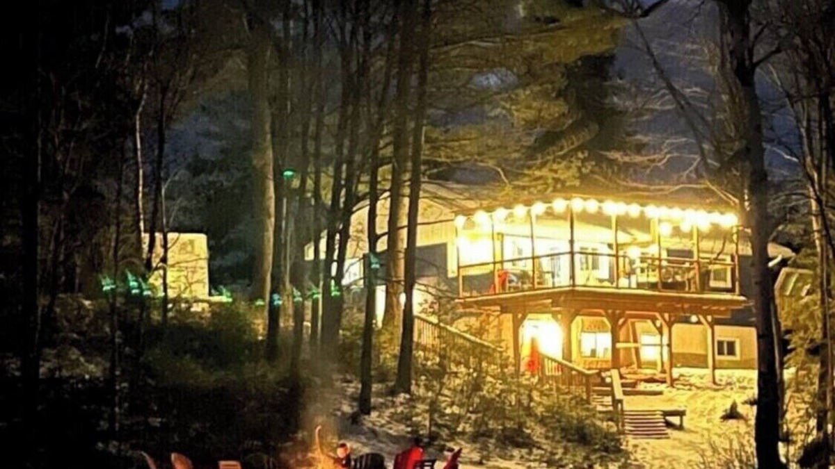 Armour House | Private Beach! Next to major snowmobiling trails!