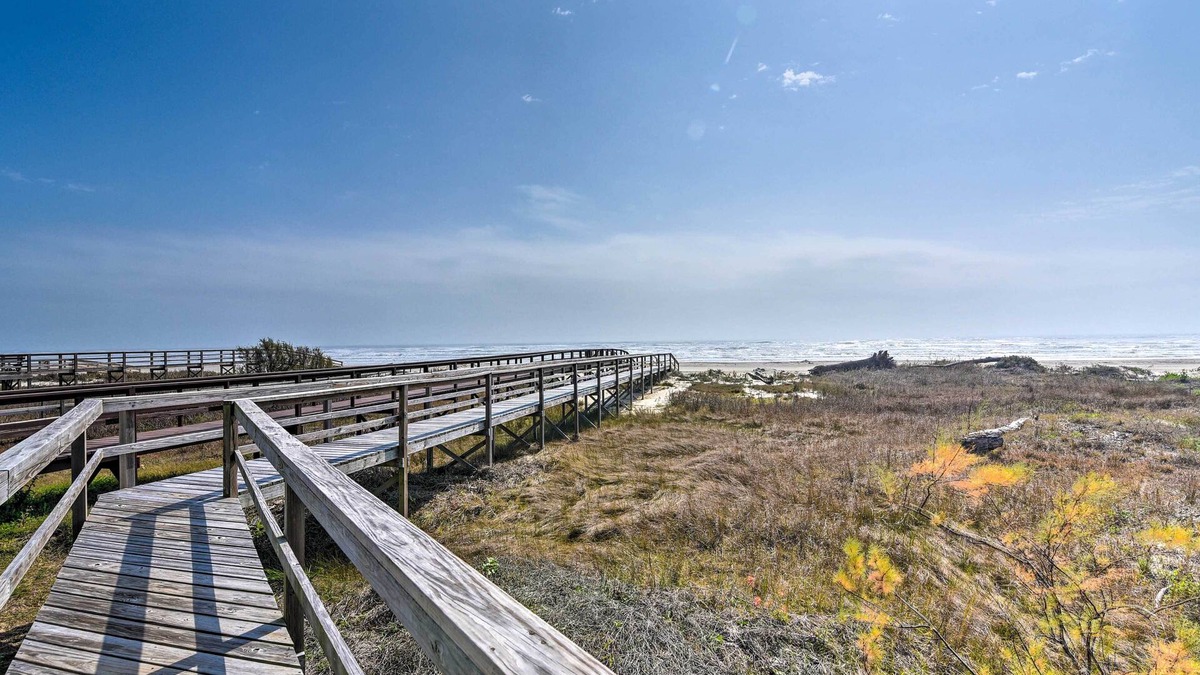 Freeport House | Private Beach + Oceanfront Balcony: Freeport Home