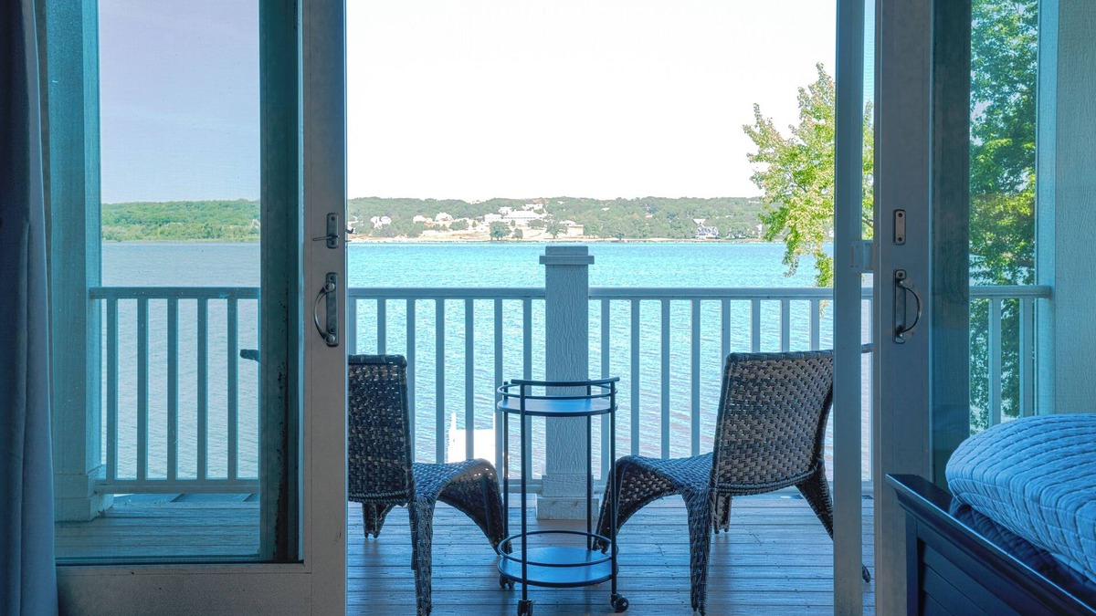 Lake Geneva House | Private Beach & Pier on Lake Como, 5 mins to downtown LG - Walk to Mars Resort!