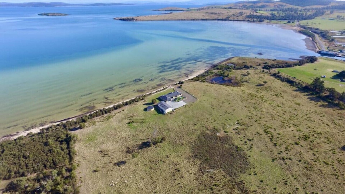 Dunalley House | Private Beach & Playground - Family/Group Getaway!