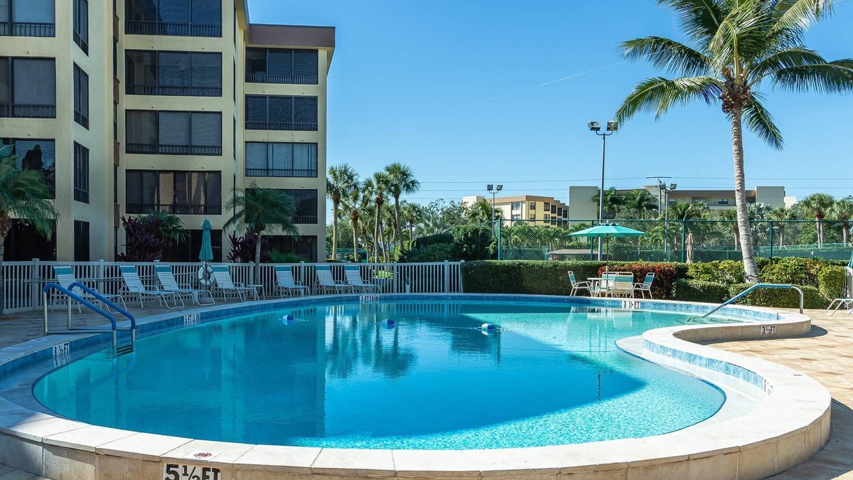 Siesta Key Condo | Private Beach | Renovated Bayside Corner Unit | Walk to Turtle Beach | 2 Heated Pools | Tennis!