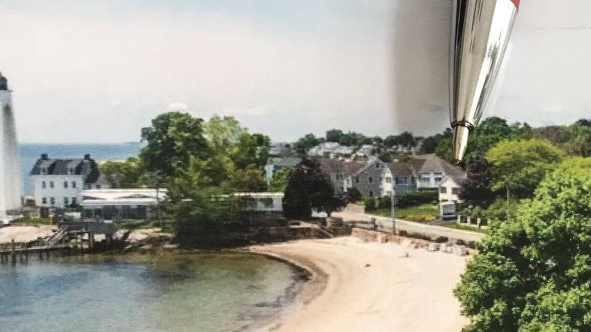 New London House | Private beach, sleeps 6 twobedroom apt. Kayak. Ocean B. Pass