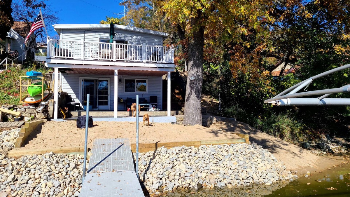 Edgerton House | Private Beach Waterfront w/Dock - Rock River Hideaway