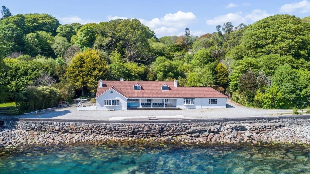 Ardnatrush House | Private beachfront property set on 20 acres of exotic gardens