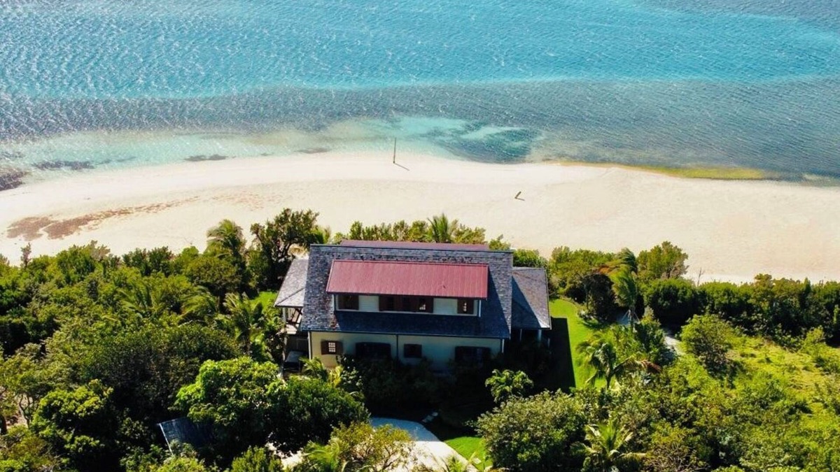 Hope Town House | Private Beachfront Luxury Property with Dock Access