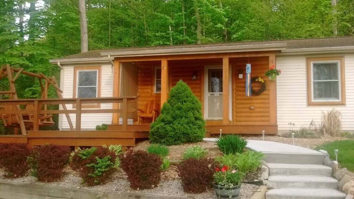 Traverse City Cottage | Private Beautiful Pine Cottage on historic M-22, Traverse City, MI