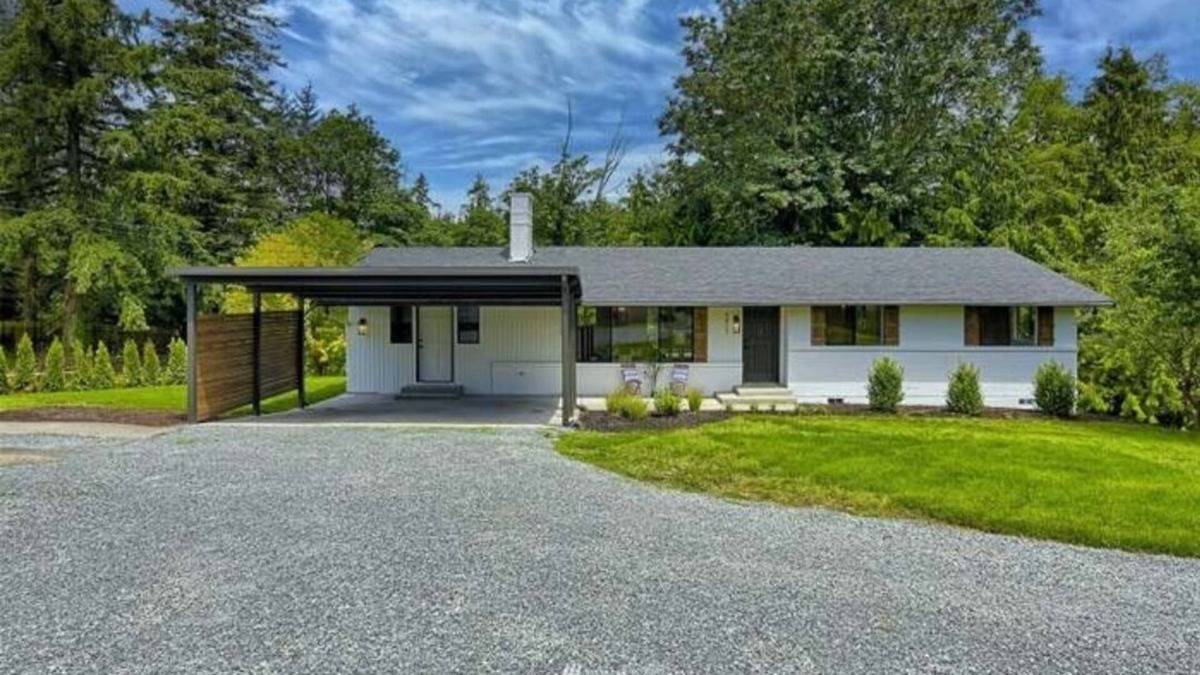 Boulevard Bluffs House | Private, beautifully updated rambler on 1/2 acre