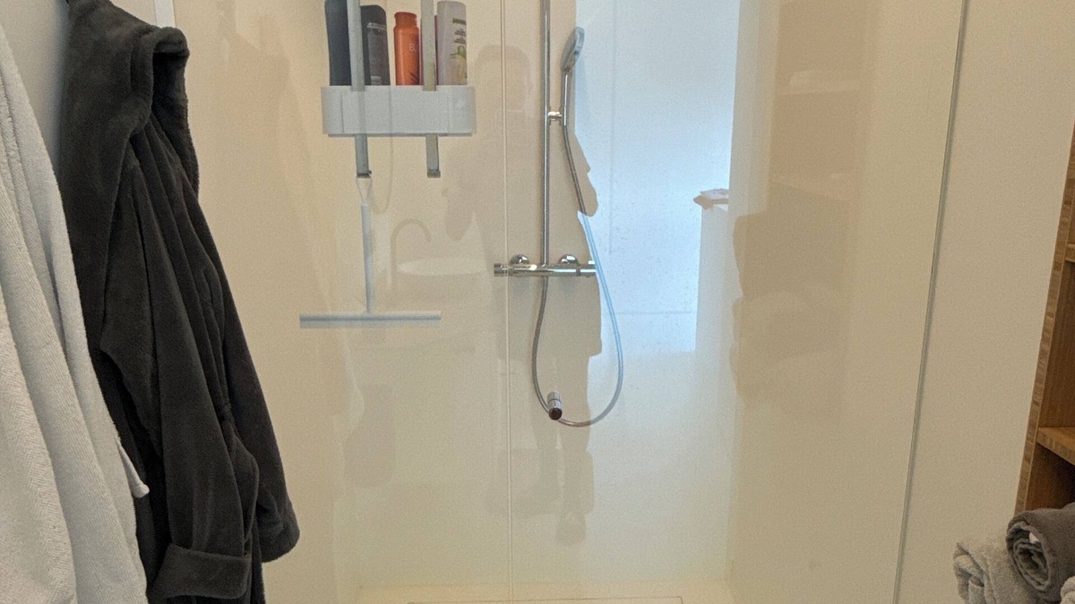 Huldenberg Villa | Private Bed and bathroom in house