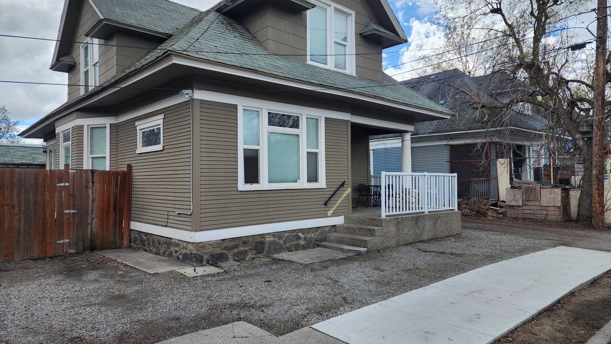 West Central House | Private bedroom- #3 in West-Central neighborhood, walking distance to Downtown
