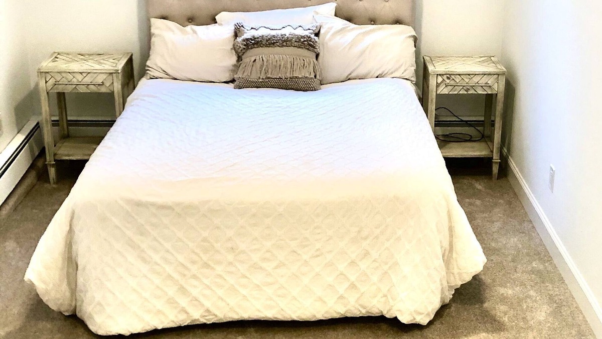 Dix Hills Apartment | Private bedroom & living rm/kitchenette w/ desk and use of pool