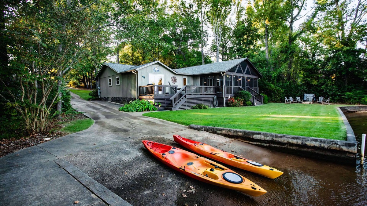 Jacksons' Gap House | Private Boat Ramp, Dock, Pet Friendly, Screen Porch, Firepit, Fish, Kayak, Relax