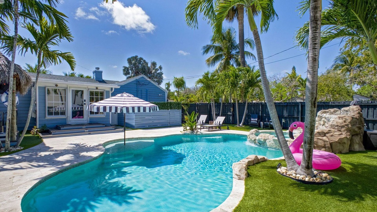 Sunshine Park House | Private Boutique nBungalow Resort/KING Beds/Heated Salt Water Pool/Tiki/BBQ
