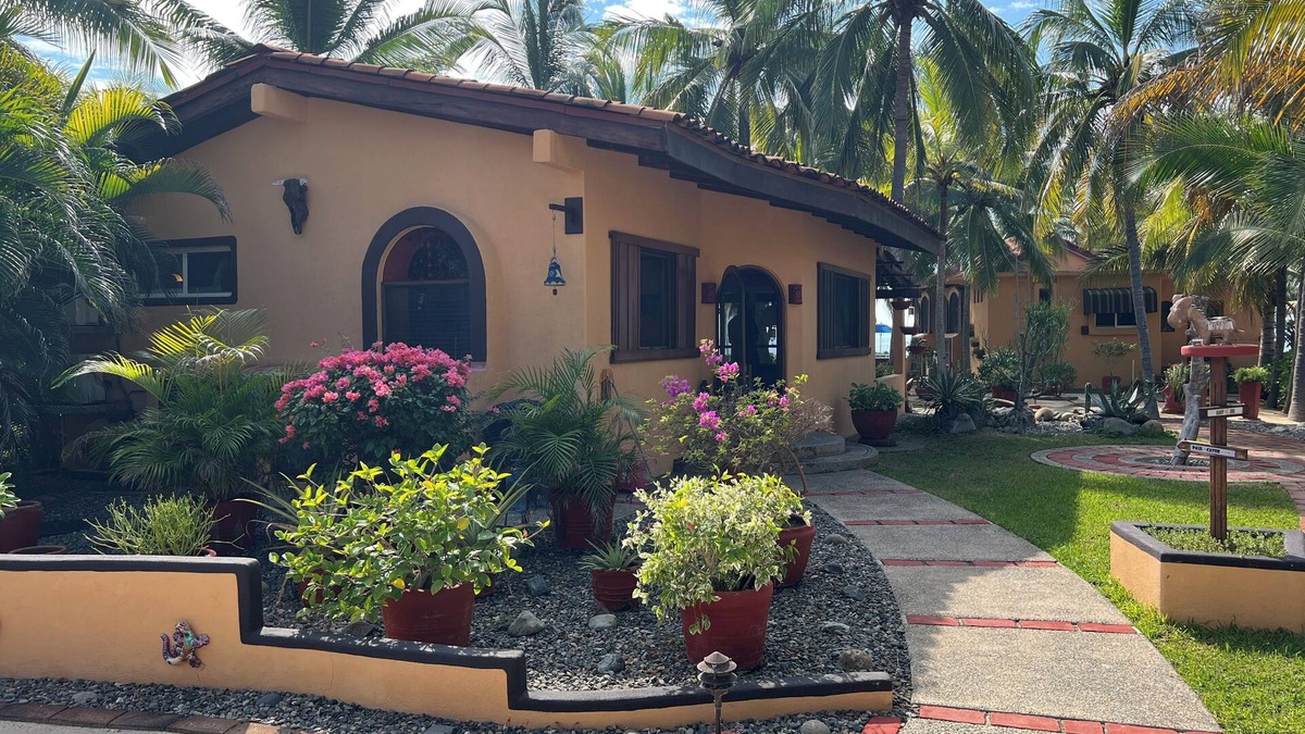 Barra de Potosi House | Private bungalow on the beach with WiFi and AC in Playa Blanca, Zihuatanejo