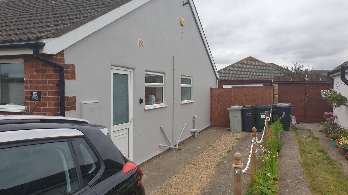 Mablethorpe and Sutton House | Private Bungalow with enclosed garden and wifi close to shops and beach sleeps 6