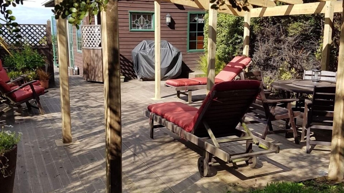 Ahuriri Flat House | Private Bush Shrouded Seaside Hideaway