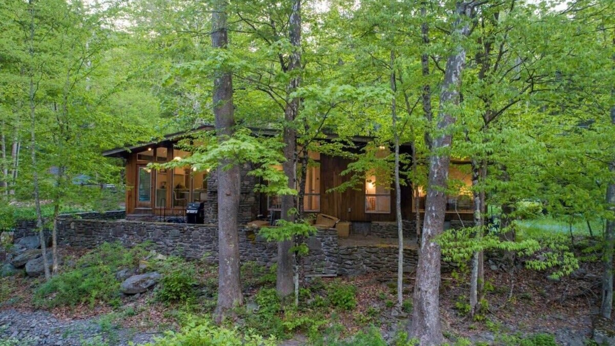 Phoenicia House | Private Cabin by River with Fireplace