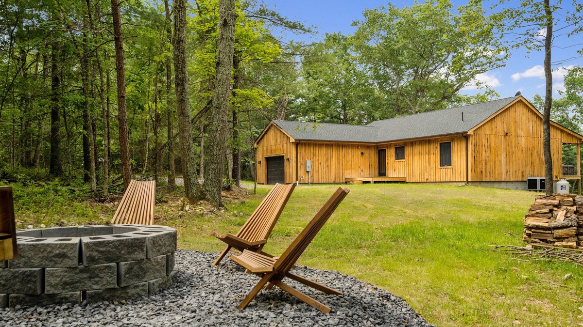 Bentonville Cabin | Private Cabin in the woods w/firepit right next to Shenandoah River