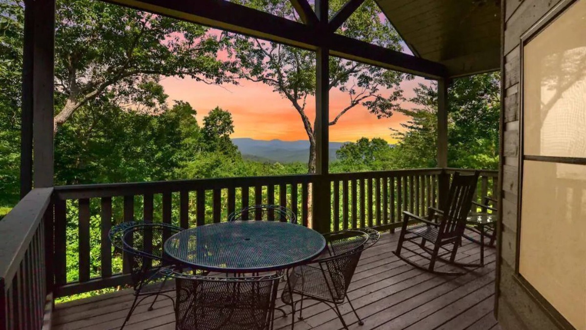 Owl Town Retreat Cabin | Private Cabin, Mtn view, hot tub, game room, fire pit
