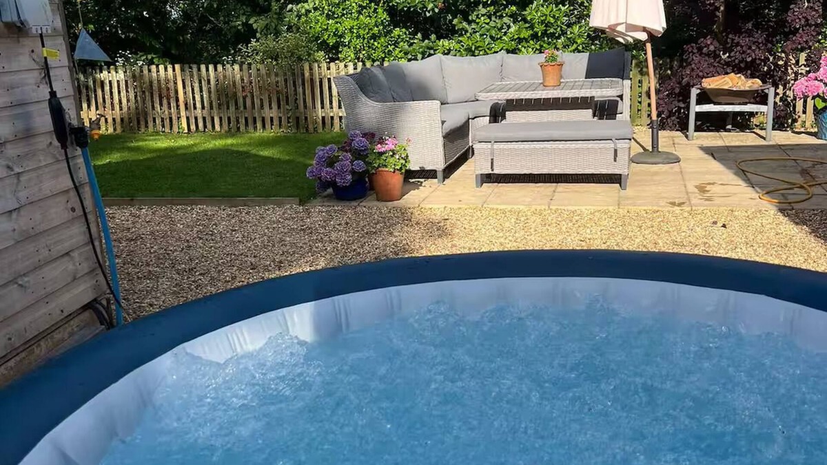Bromham Cabin | Private Cabin near Bath & Longleat with hot tub for relaxing getaway