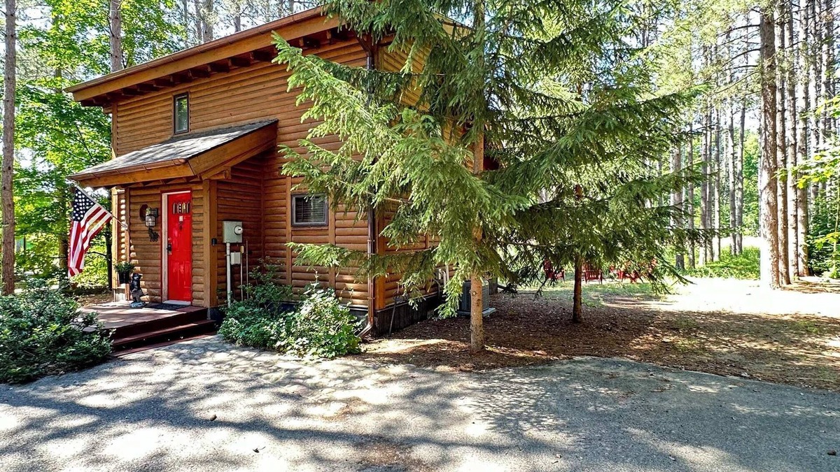 Thompsonville Cabin | Private Cabin | The Place to be for Fall Foliage!