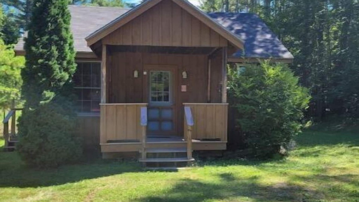 Wolfeboro Cabin | Private Cabin with access to Rust Pond Ferris