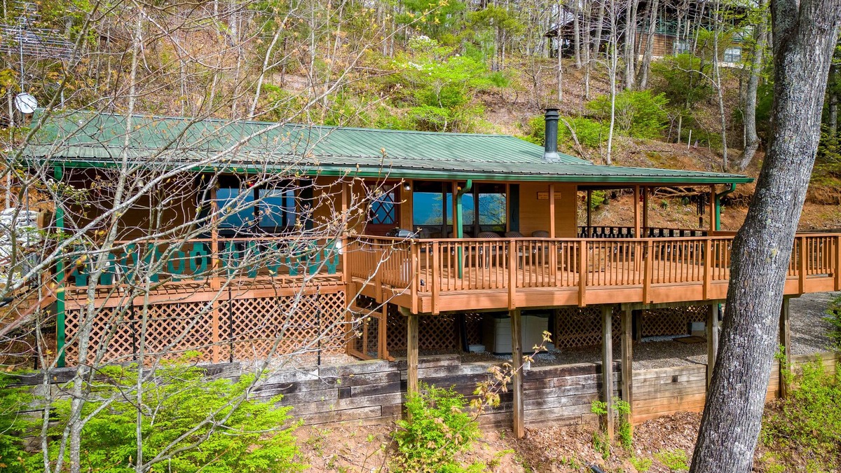 Franklin Cabin | Private cabin with breathtaking mountain view, large deck, fireplace & firepit