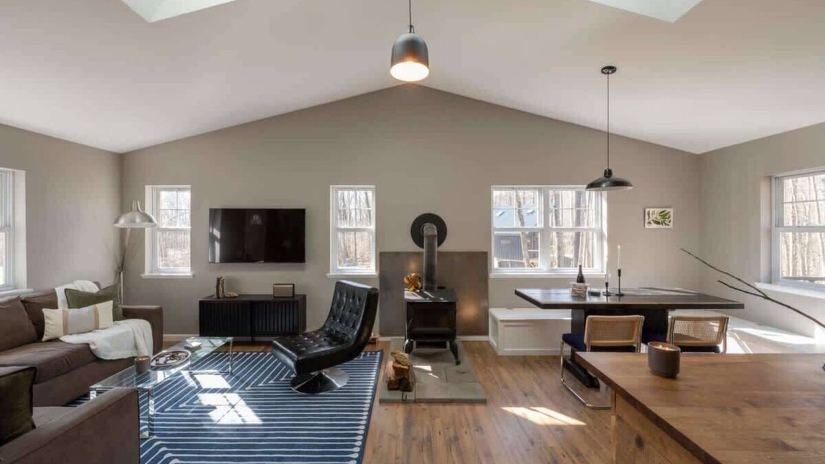 Roscoe House | Private Cabin with Guesthouse, Hot Tub, Fire Pits
