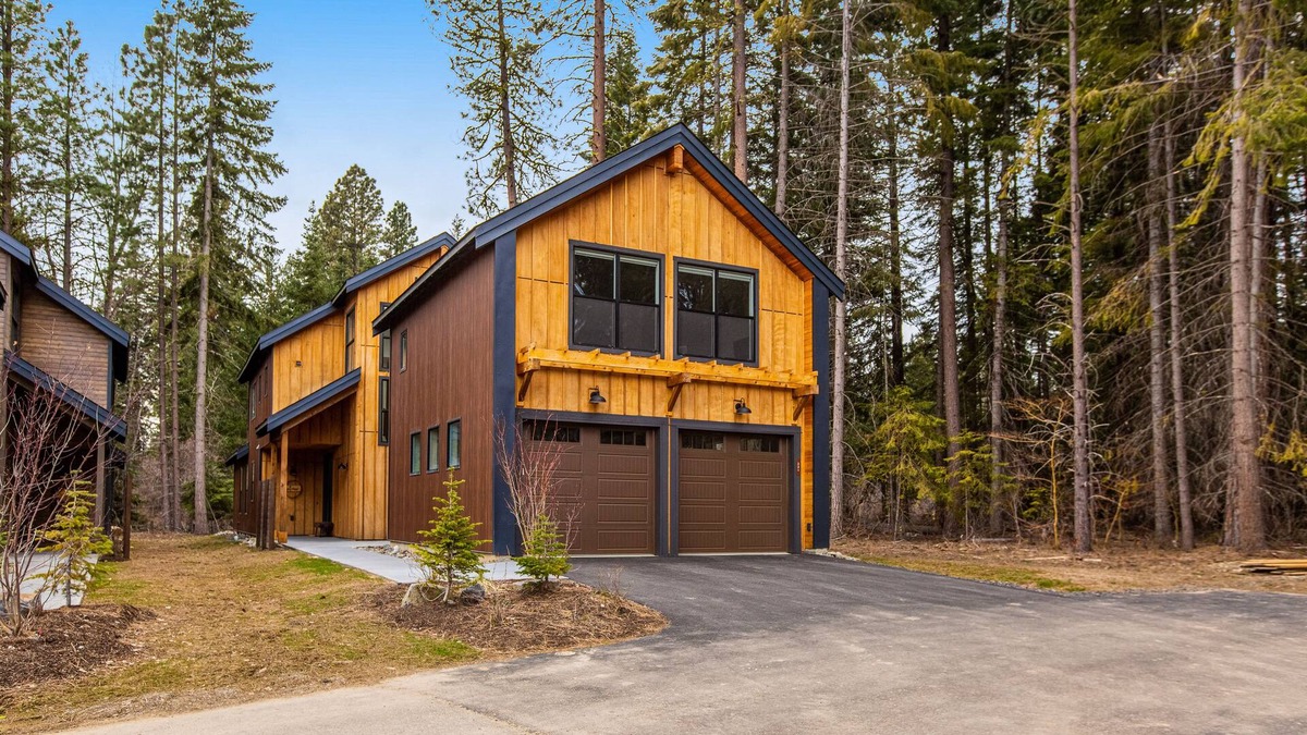 Roslyn Cabin | Private cabin with private hot tub, big patio, firepit, fireplace, & bunk suite