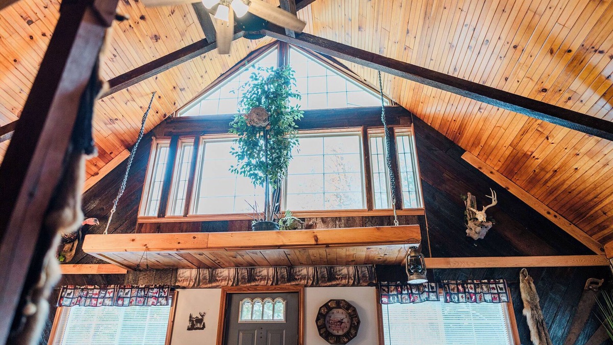 Arcadia Cabin | Private Cabin with Hot Tub, in Cherry Tree, 10 mins from The Roost Event Center