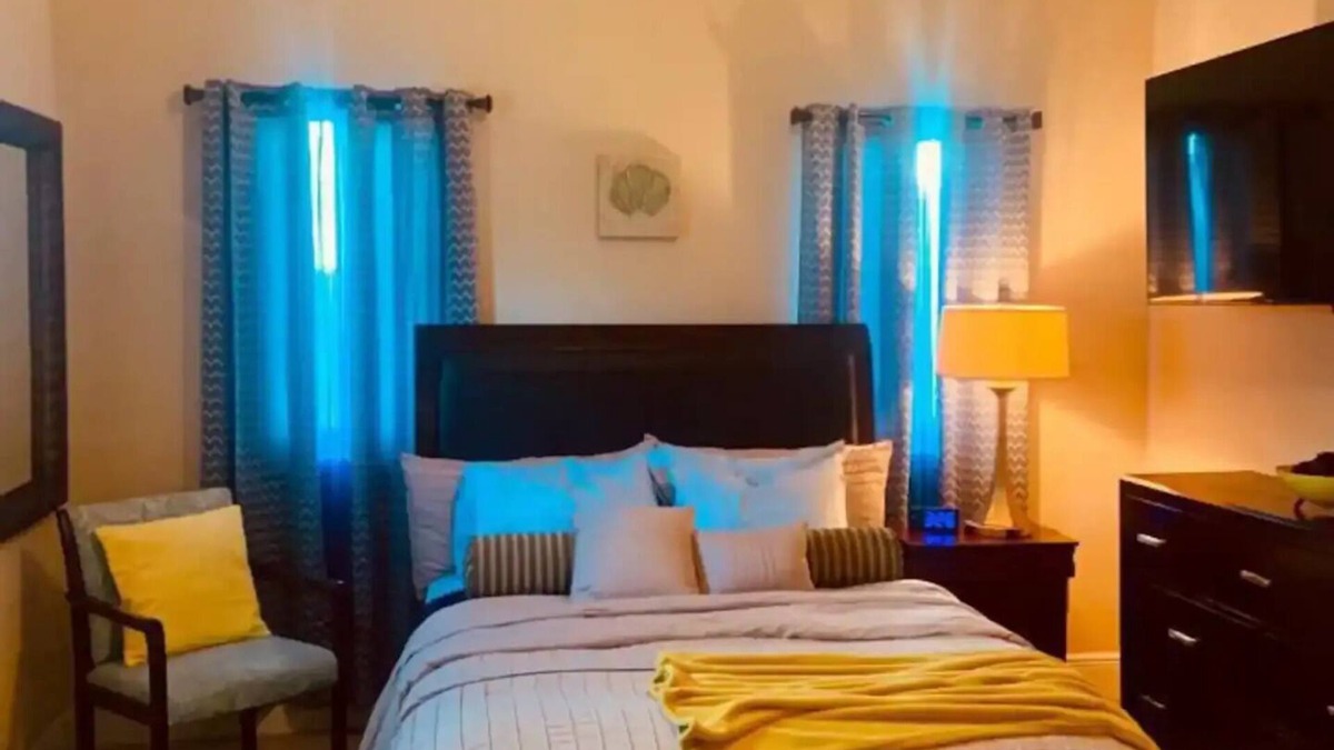 Nassau House | Private Cali King Suite Airport