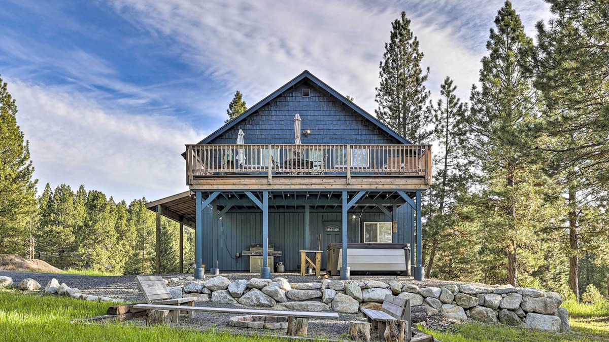 Cascade Cabin | Private Cascade Cabin with Hot Tub & Fire Pit!