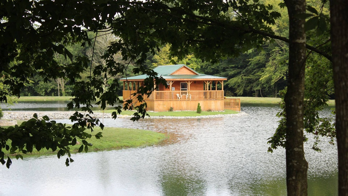 Russell Springs Cabin | Private Catch And Release Lake-Boat Rental Included! Close to Lake Cumberland!