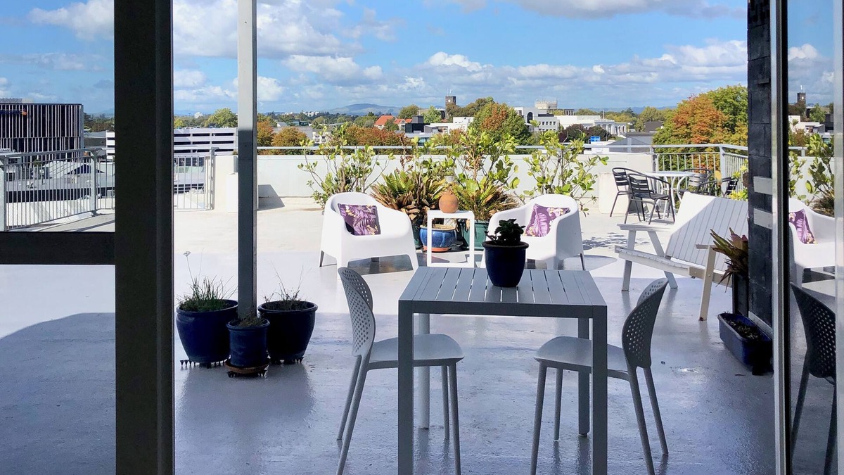 Hamilton Lake Apartment | Private Central City Apartment.