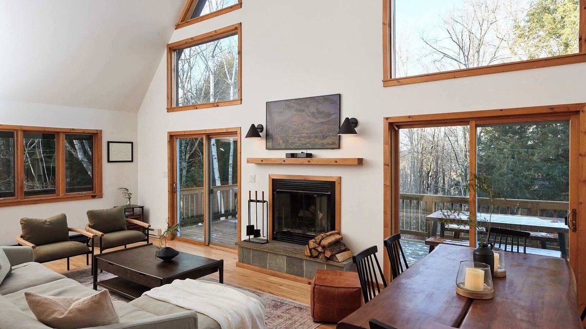 Roscoe House | Private Chalet with Fire Pit, Deck and Large Yard