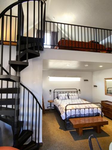 Cannonville House | Private, Charming Cabin - Sleeps 5 - The Evergreen - Bryce Canyon National Park