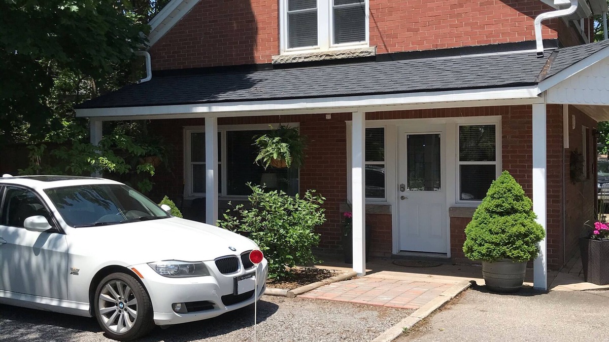 Port Weller West Villa | Private Coachhouse + Hot Tub in the heart of Niagara
