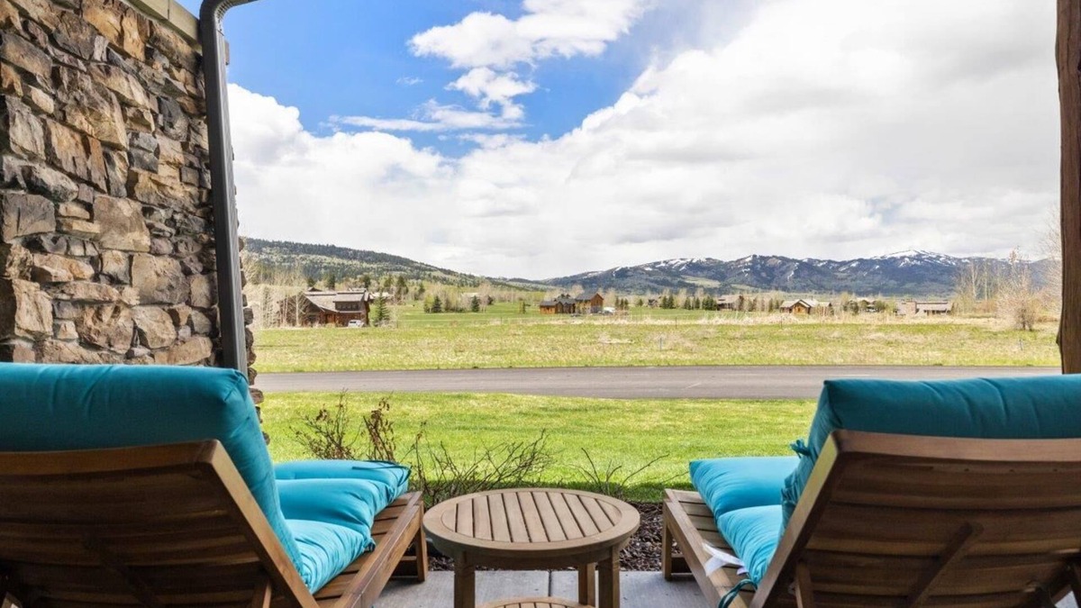 Victor Condo | Private condo enjoys stunning sunset views and spacious interior for smaller groups