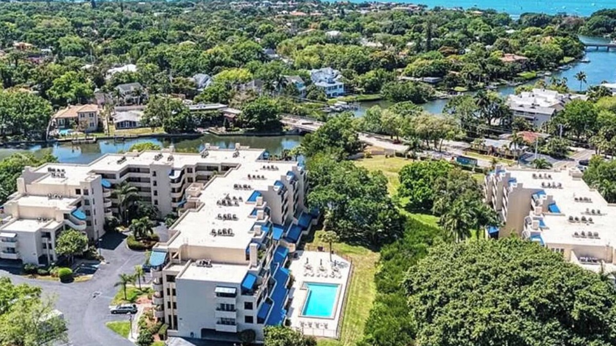 Central Sarasota Condo | Private corner/blocks from SelbyGardens/pets/2 parking spots/elevator/3-mon min