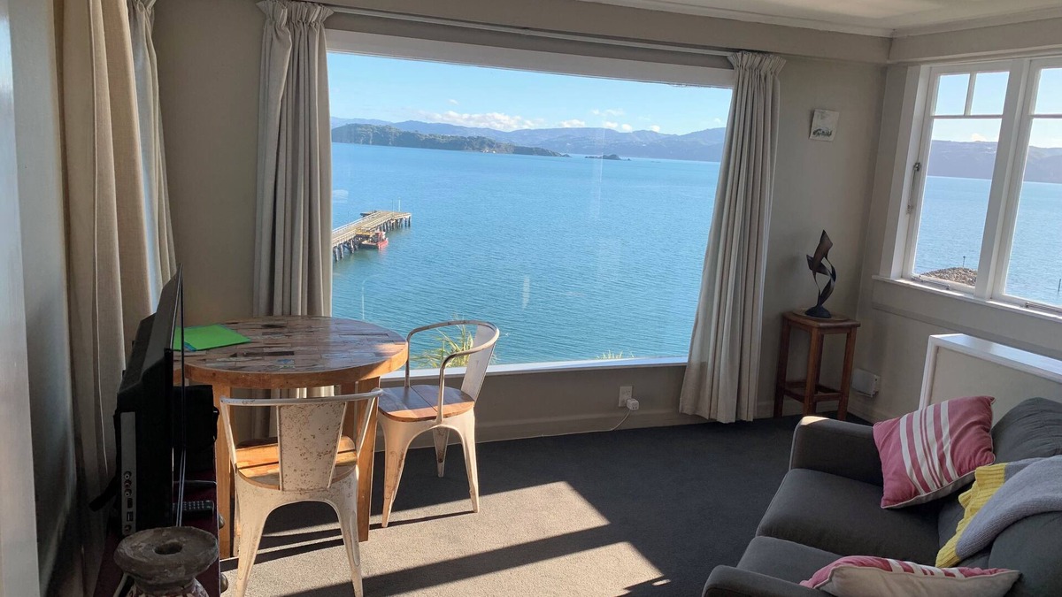 Lowry Bay Apartment | Private & cosy 1 bedroom. Amazing sea views, separate lounge and full kitchen.