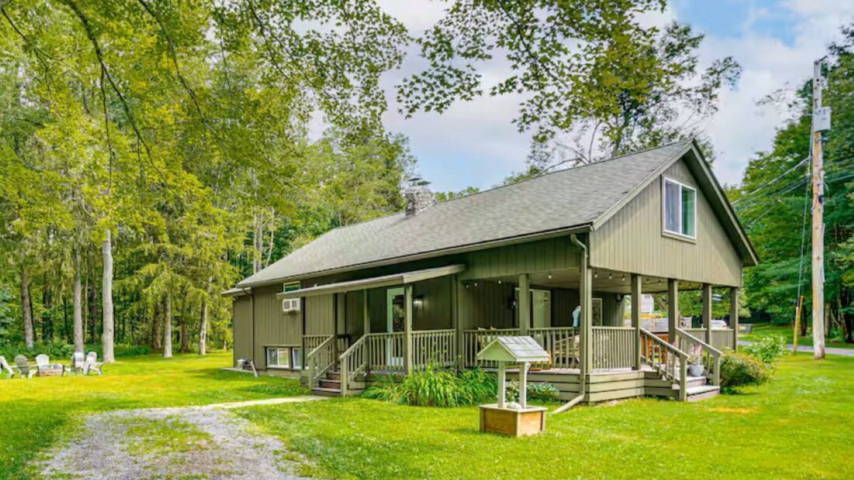 Austerlitz House | Private Cottage Close to Shopping, Skiing, Swimming, Hiking, Biking and Dining.