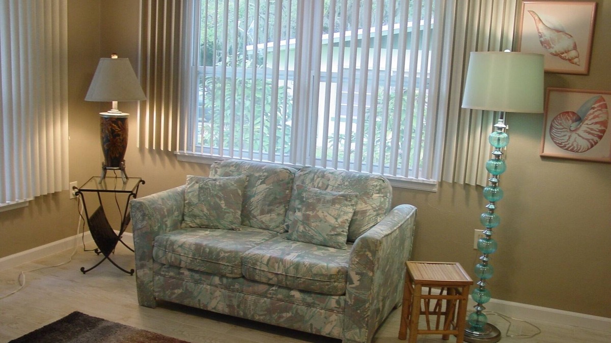 Broadview Manor Cottage | Private Cottage Getaway. Close to the River & downtown River District.