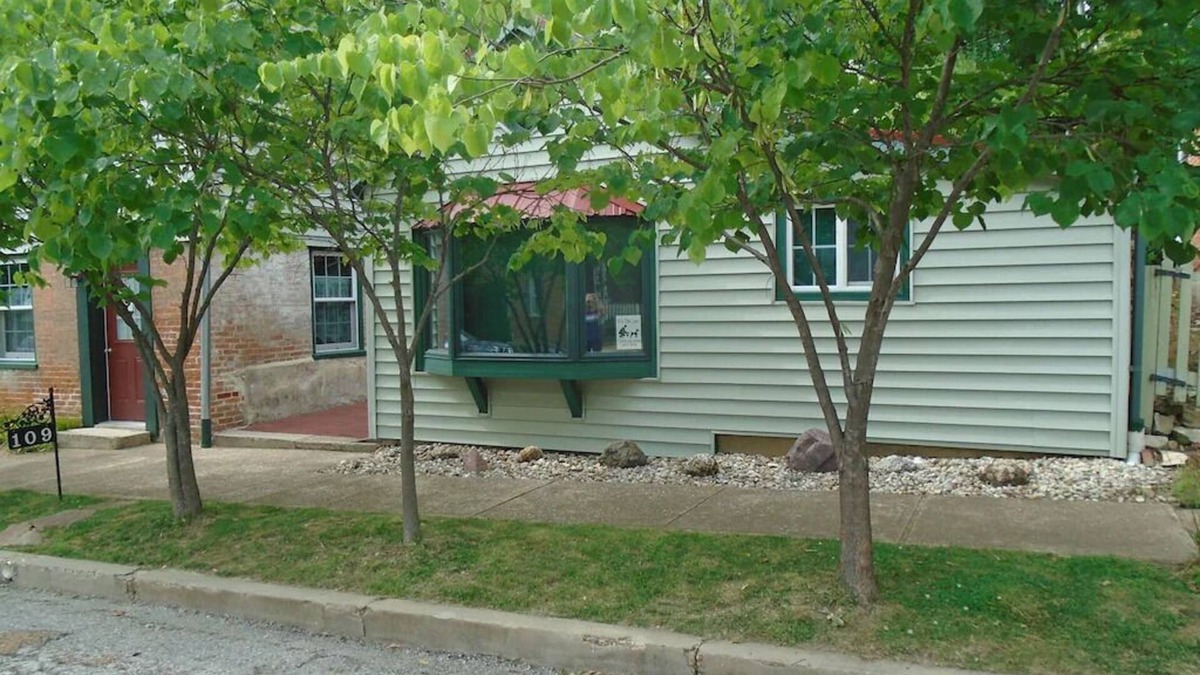Hermann Cottage | Private Cottage located in Historic District of Hermann Missouri. Park your car and walk to shops, wineries, distilleries, breweries, tasting rooms, restaurants and more!