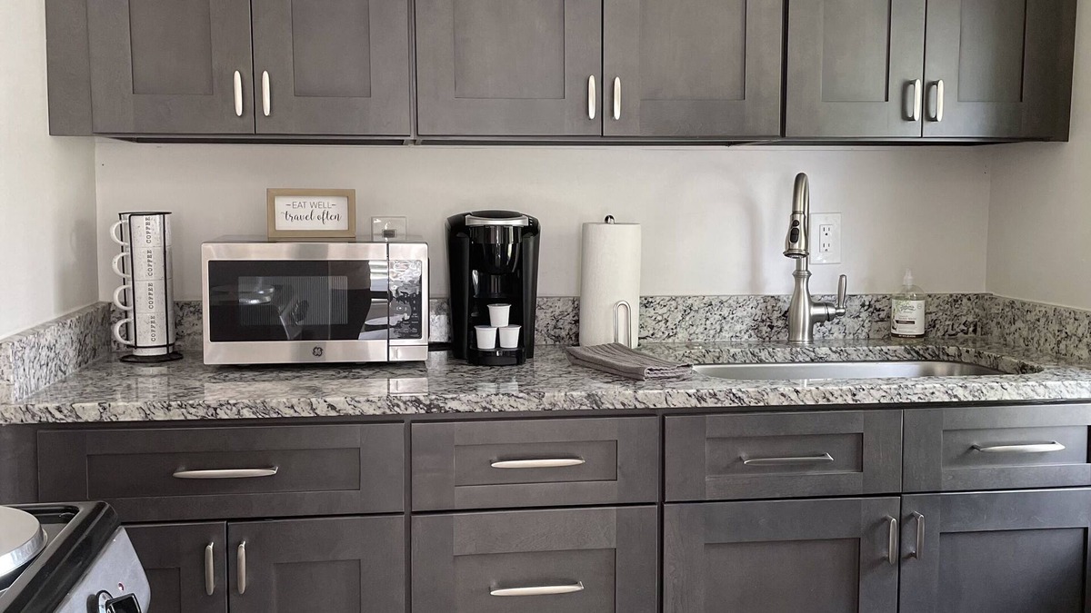 Garden City House | Private Cottage + Mins to Downtown Savannah River Street.