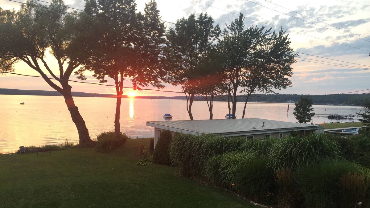 Niobe Cottage | Private Cottage on 80 Feet of Prime Lakefront-Stunning Sunsets.