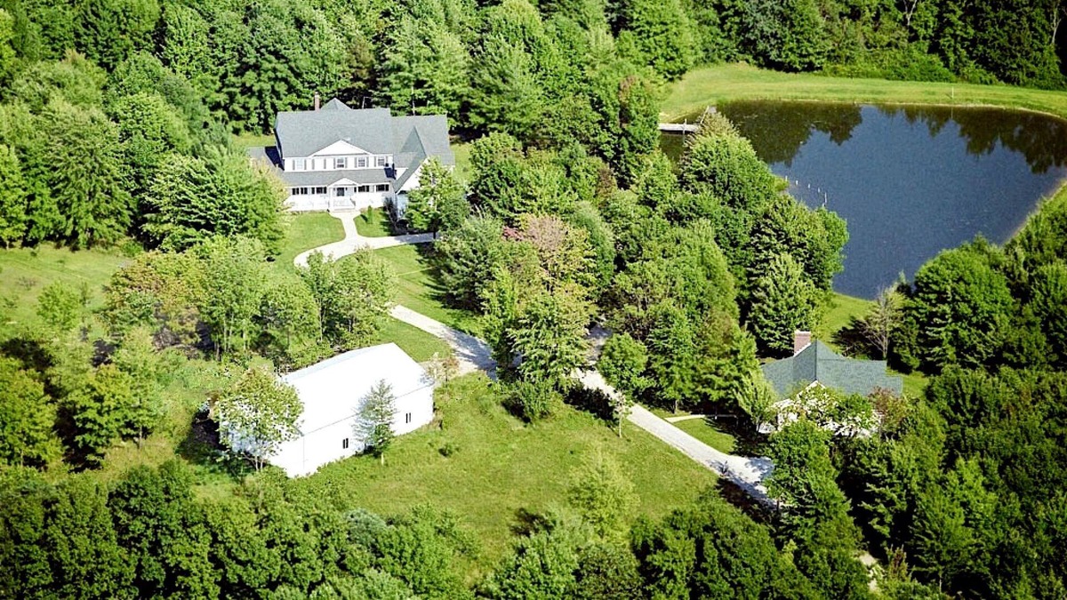 Kingsville Cottage | Private Cottage on Bear Creek 100 acre Farm- hiking ,covered bridges,wineries