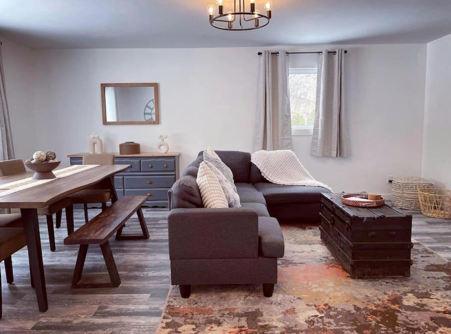 Wilno House | Private Cottage with Huge Private Dog Park!