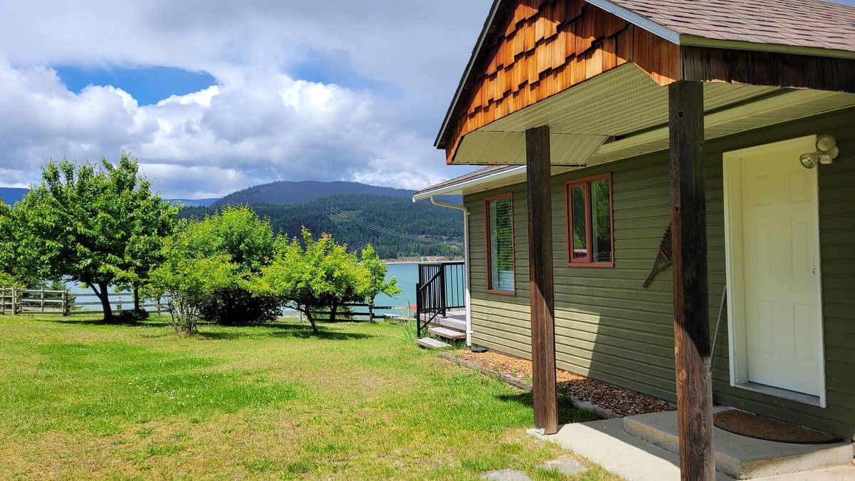 Fauquier Cottage | Private cottage with Sandy Beach on Arrow Lake