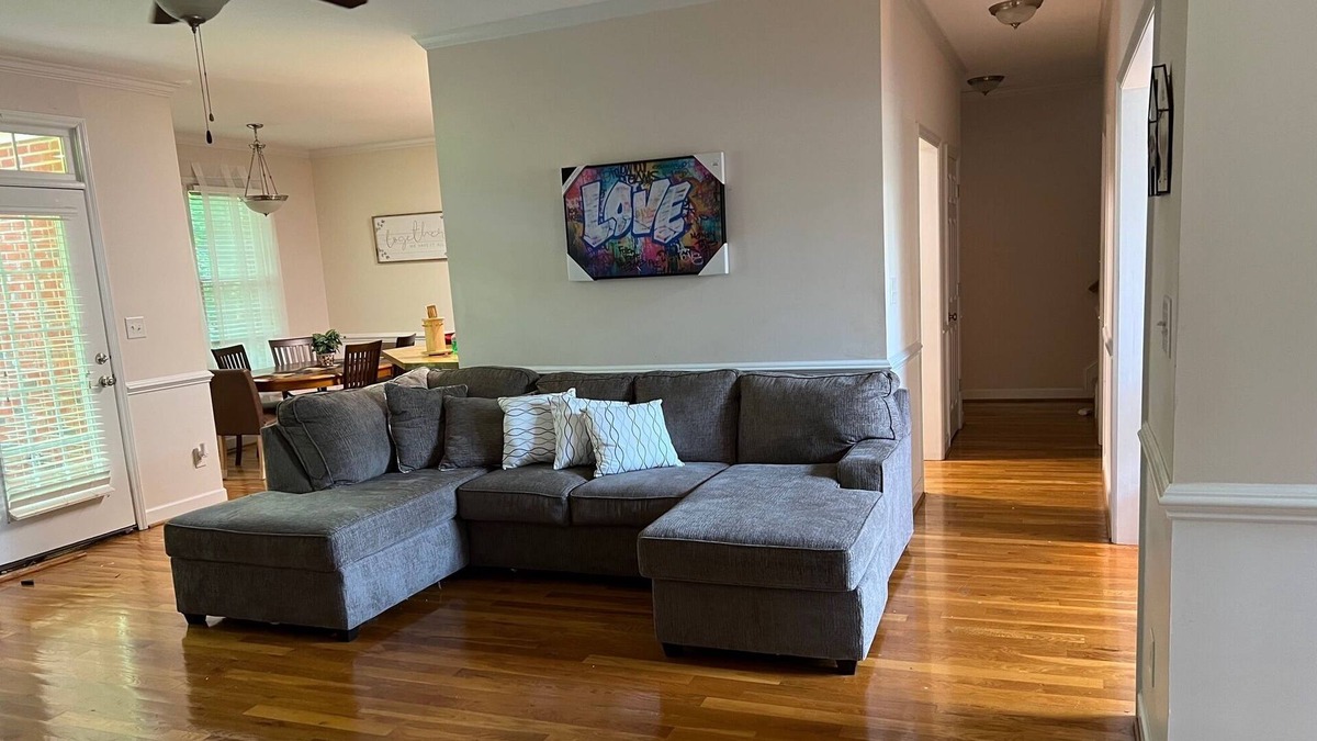 Mebane House | Private country setting cul-de-Sac near the city