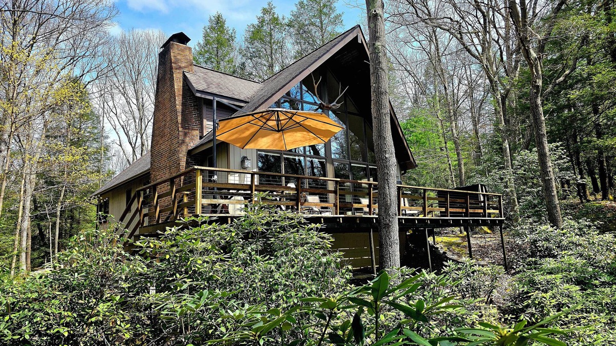 Ohiopyle Ski Chalet | Private Couple's Retreat Mountain Chalet